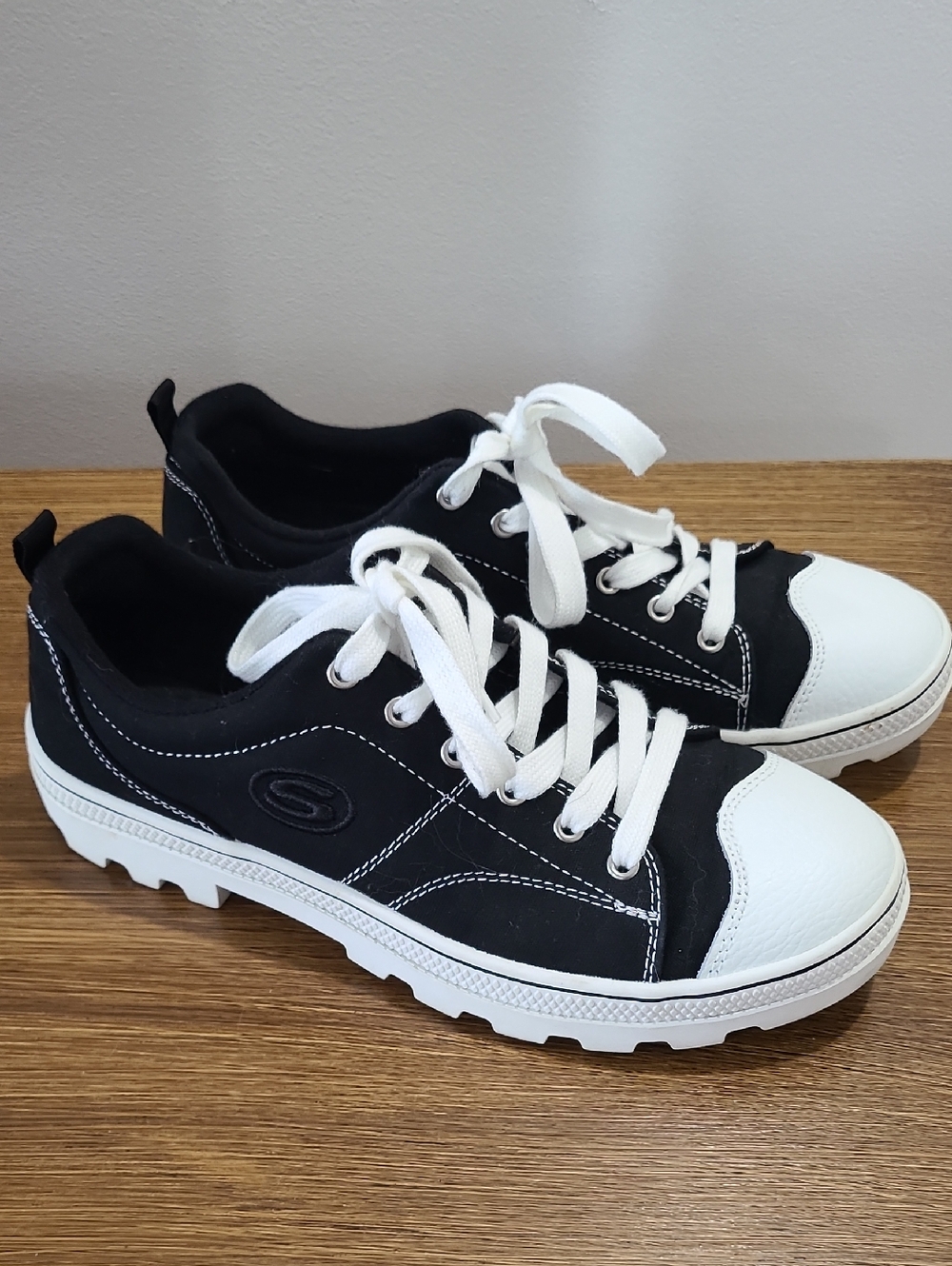 Skechers Street Roadies Black White Low-Top Lace-Up Sneakers 74370 Sz 9
